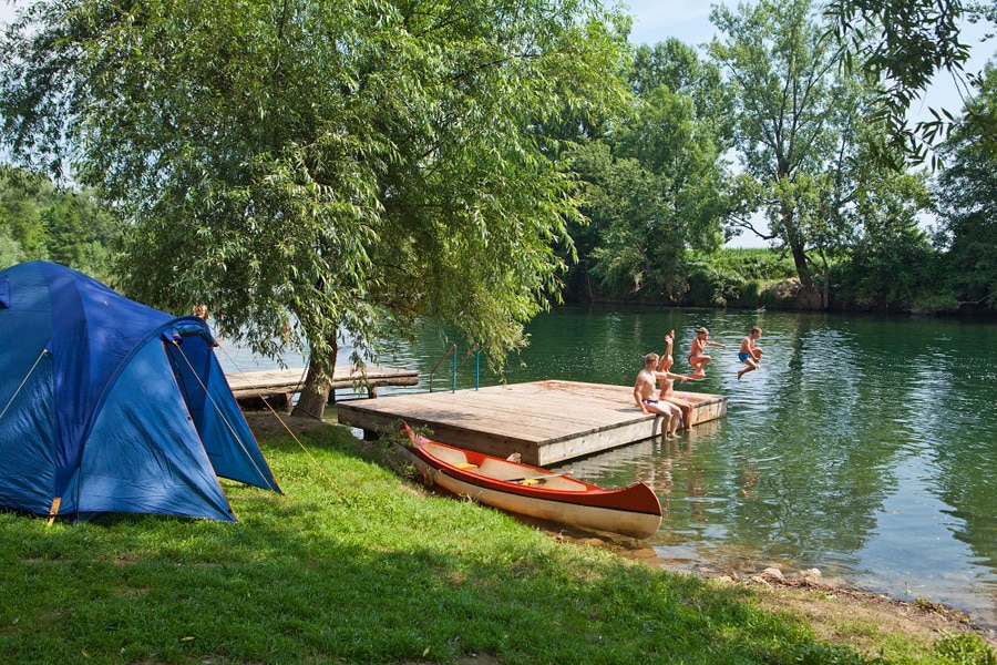 een blik op Camping Bela Krajina, gelegen aan de rivier Kolpa