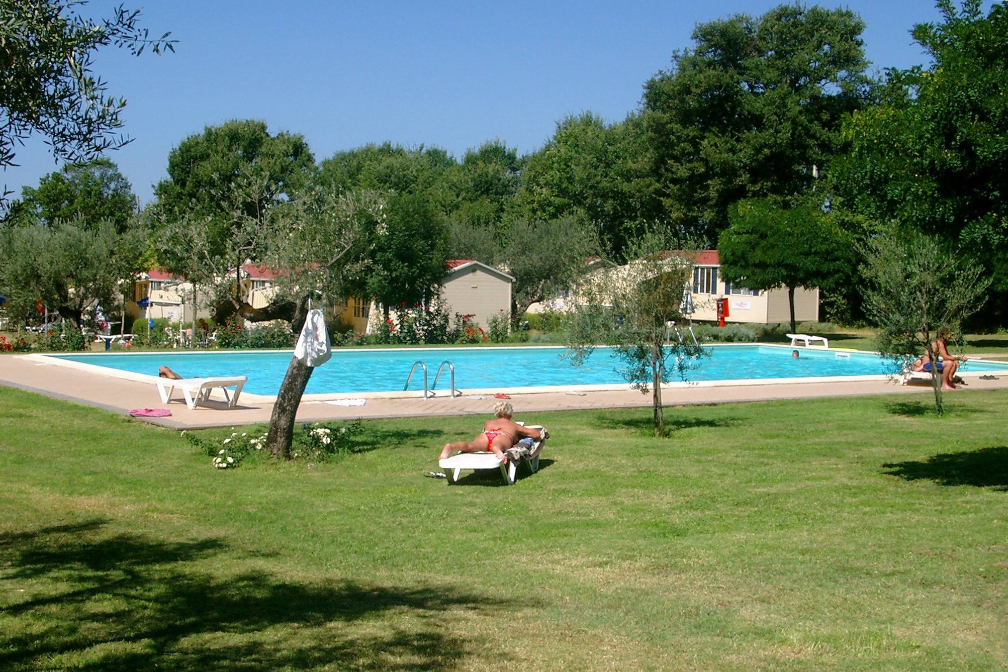 BLU Camping Holiday Garden