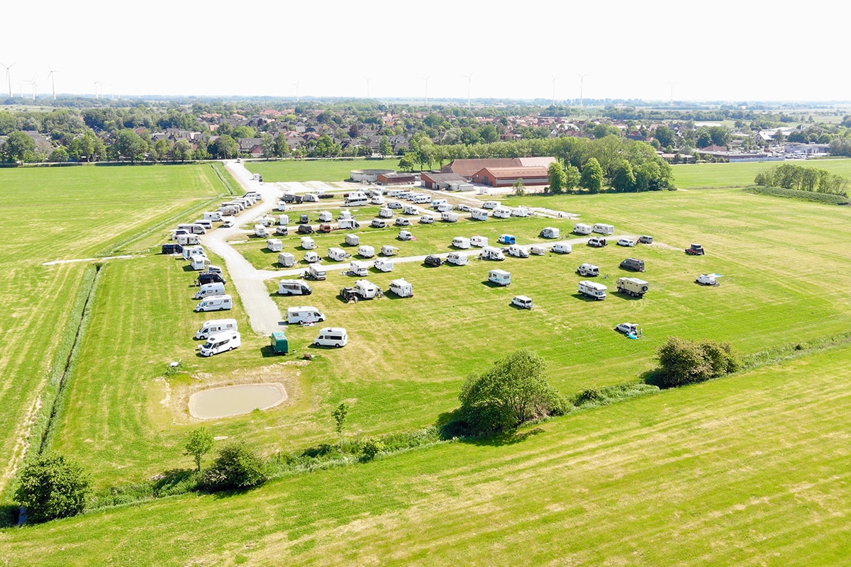 luchtfoto van grasveld vol campers